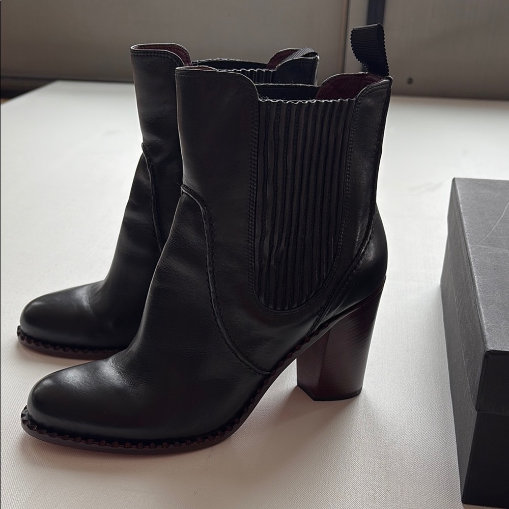Marc by Marc Jacobs Pleated LeatherHeeled Chelsea Boots - Black- Size8.5- 9